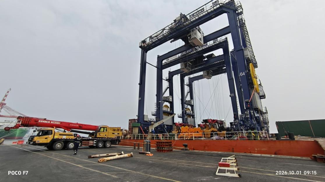 Utamakan Keselamatan Operasional: Tim K3 Kawal Pembongkaran RTG di Kapal MV. Yong Ao Guo Ji